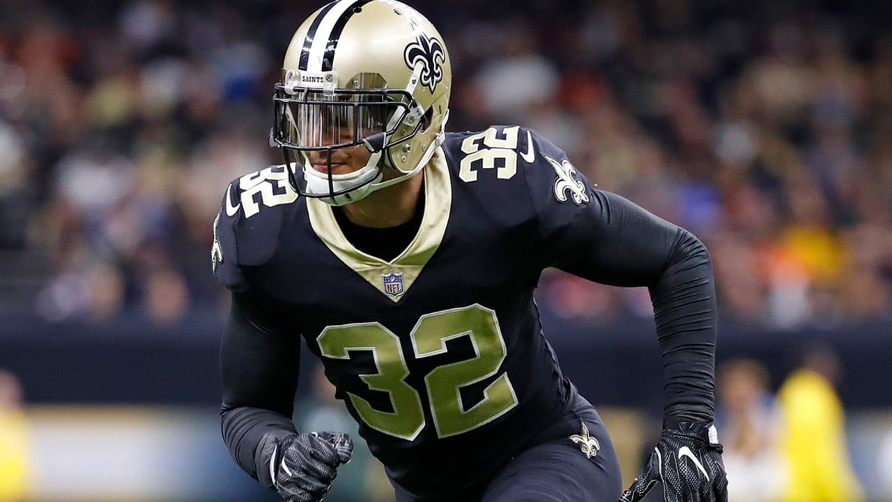 Kenny Vaccaro of the Tennessee Titans flexes his muscles during