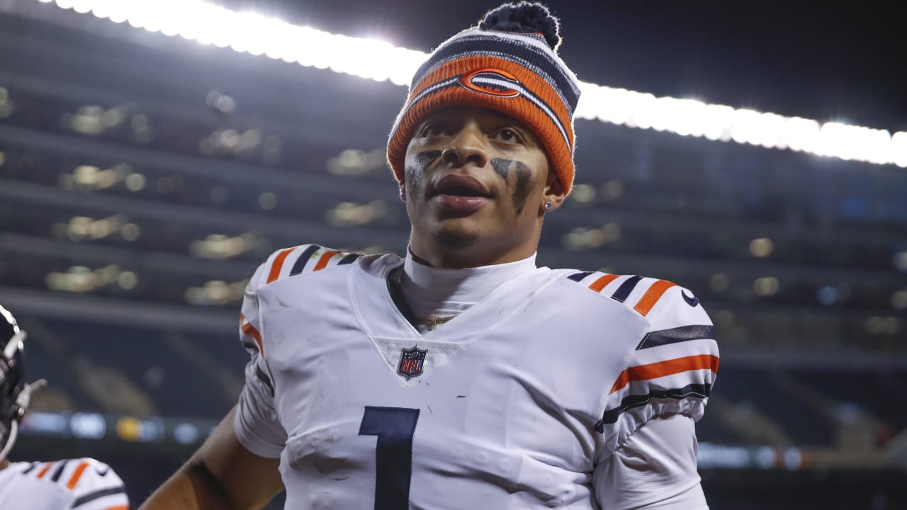 Justin Fields injury: Bears QB suffers foot injury in Week 16 - DraftKings  Network