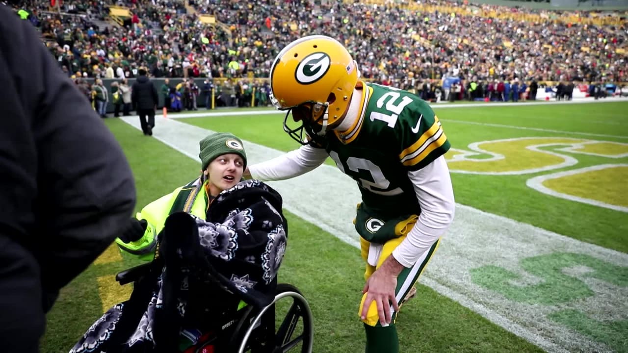 Aaron Rodgers visits kid from Make-A-Wish on sideline