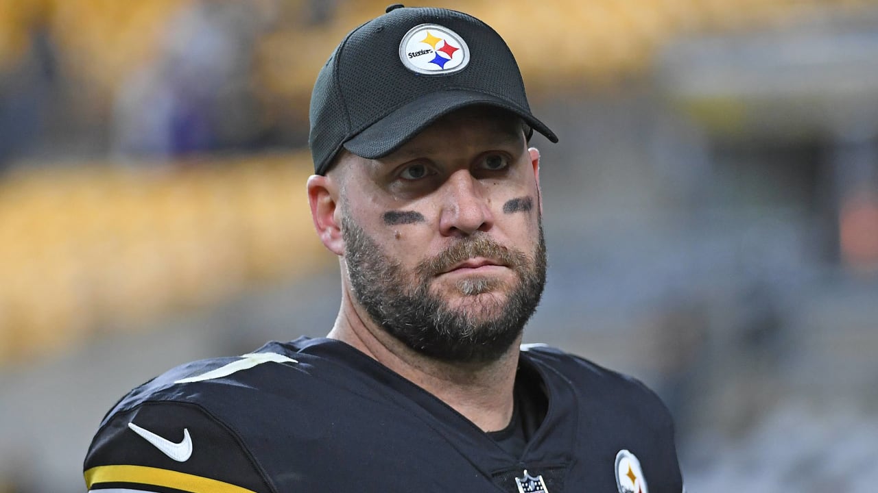 Pittsburgh Steelers quarterback Ben Roethlisberger (7) wears a Salute to Service  hat before an NFL football