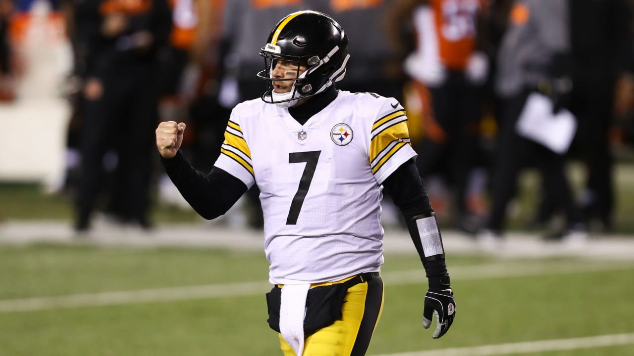 Pittsburgh Steelers quarterback Ben Roethlisberger goes