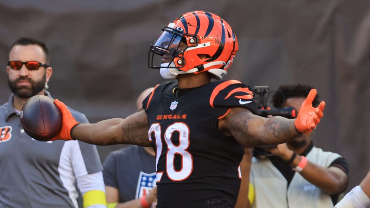 Cincinnati Bengals running back Joe Mixon mashes through Jacksonville  Jaguars for a physical goal-line touchdown