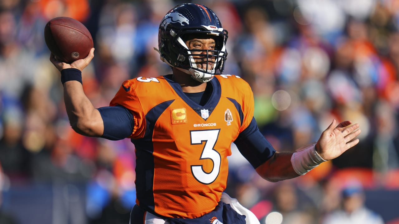 Denver Broncos quarterback Russell Wilson lofts 20yard TD pass to wide