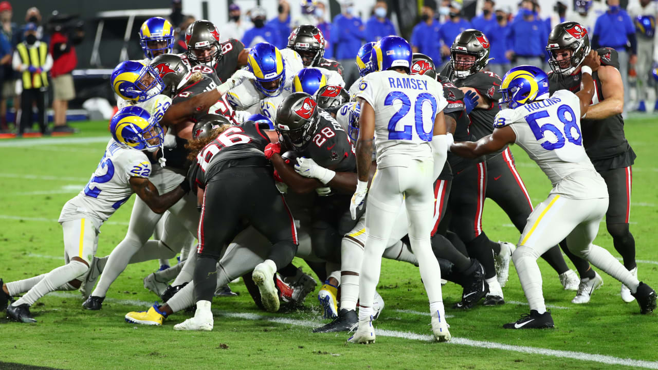 Tampa Bay Buccaneers Running Back Leonard Fournette Powers In TD Behind ...