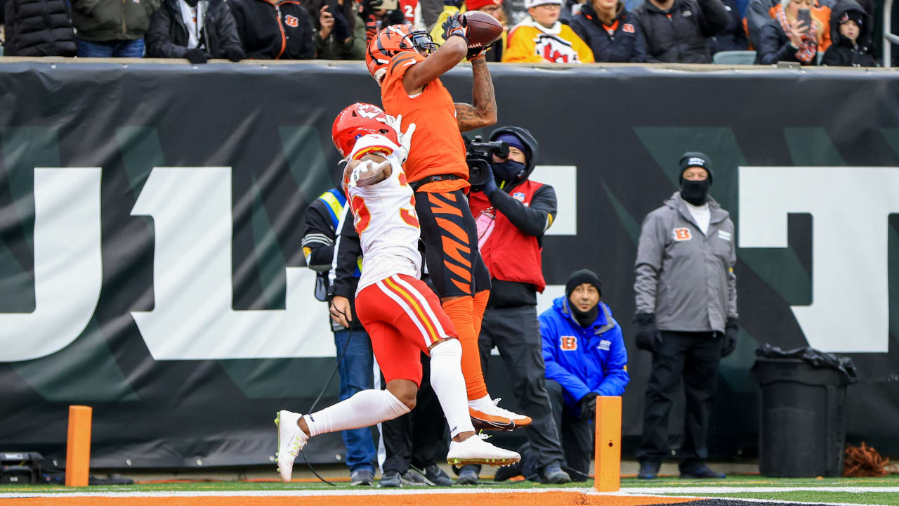 Bengals WR Ja'Marr Chase hauls in 69-yard deep ball vs Chiefs for