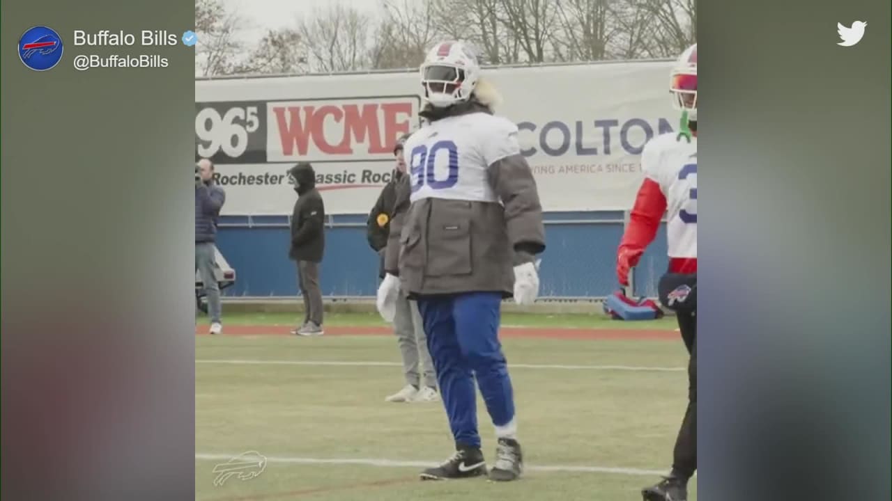 Shaq Lawson goes above and beyond to stay warm at Bills practice