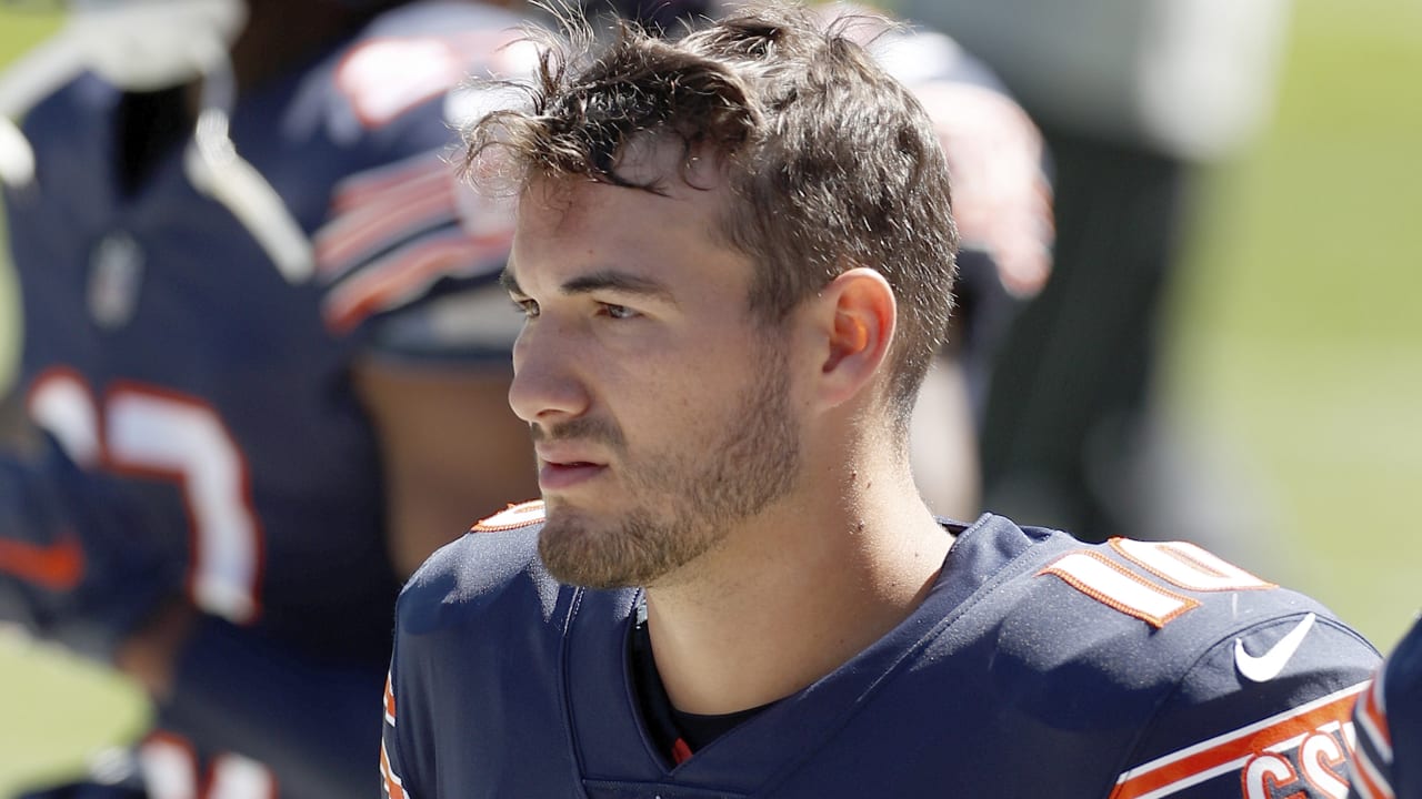 Chicago Bears quarterback Mitch Trubisky (10) puts on a NFC