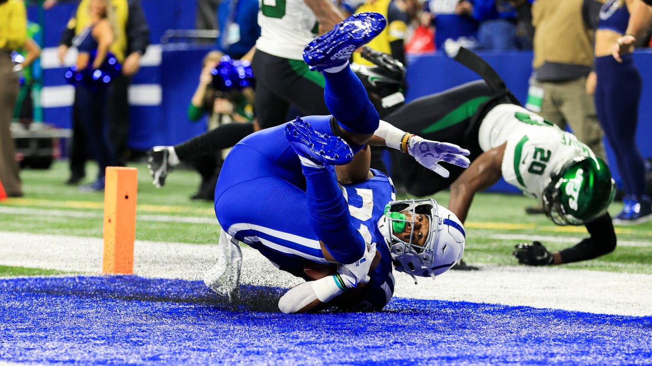 Indianapolis Colts running back Nyheim Hines (21) scores a touchdown ahead  of Tennessee Titans inside linebacker Jayon Brown (55) in the first half of  an NFL football game Thursday, Nov. 12, 2020