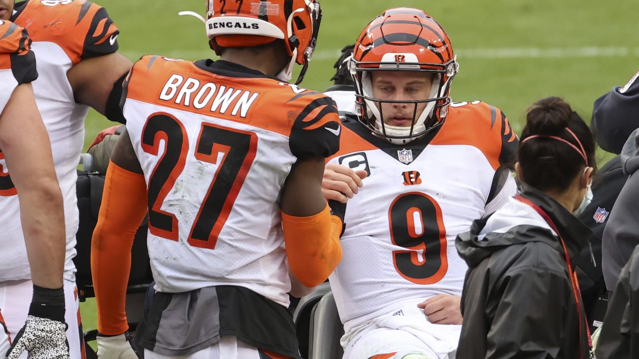 Bengals QB Joe Burrow carted off field in 3rd quarter of Sunday's game with  knee injury