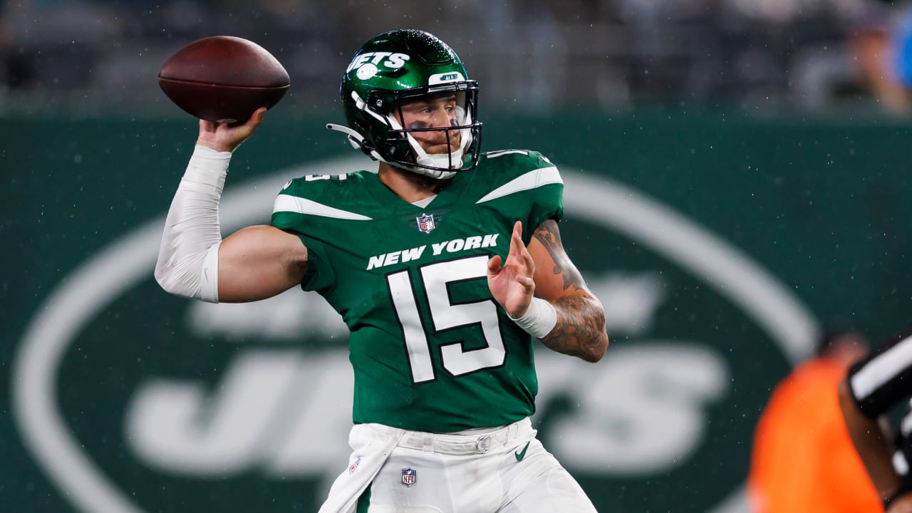 New York Jets linebacker C.J. Mosley snags Jets' second interception of  night vs. Kansas City Chiefs quarterback Patrick Mahomes before halftime