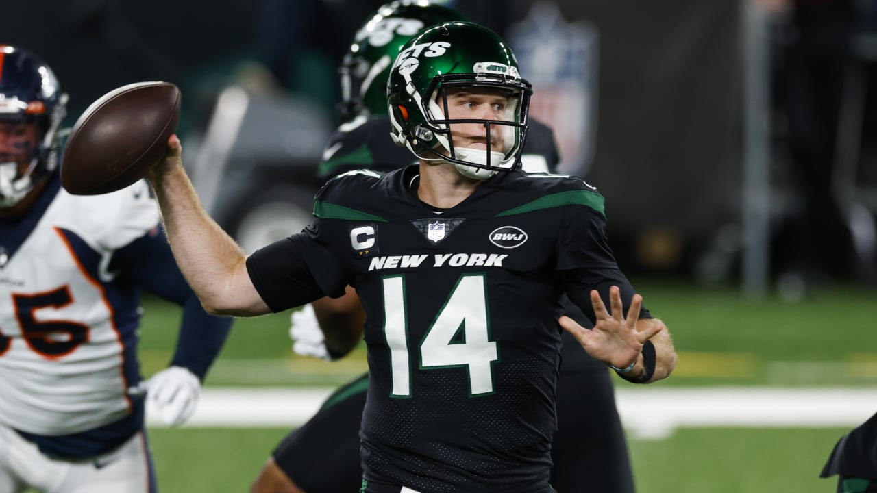 New York Jets quarterback Sam Darnold slings 18-yard ...