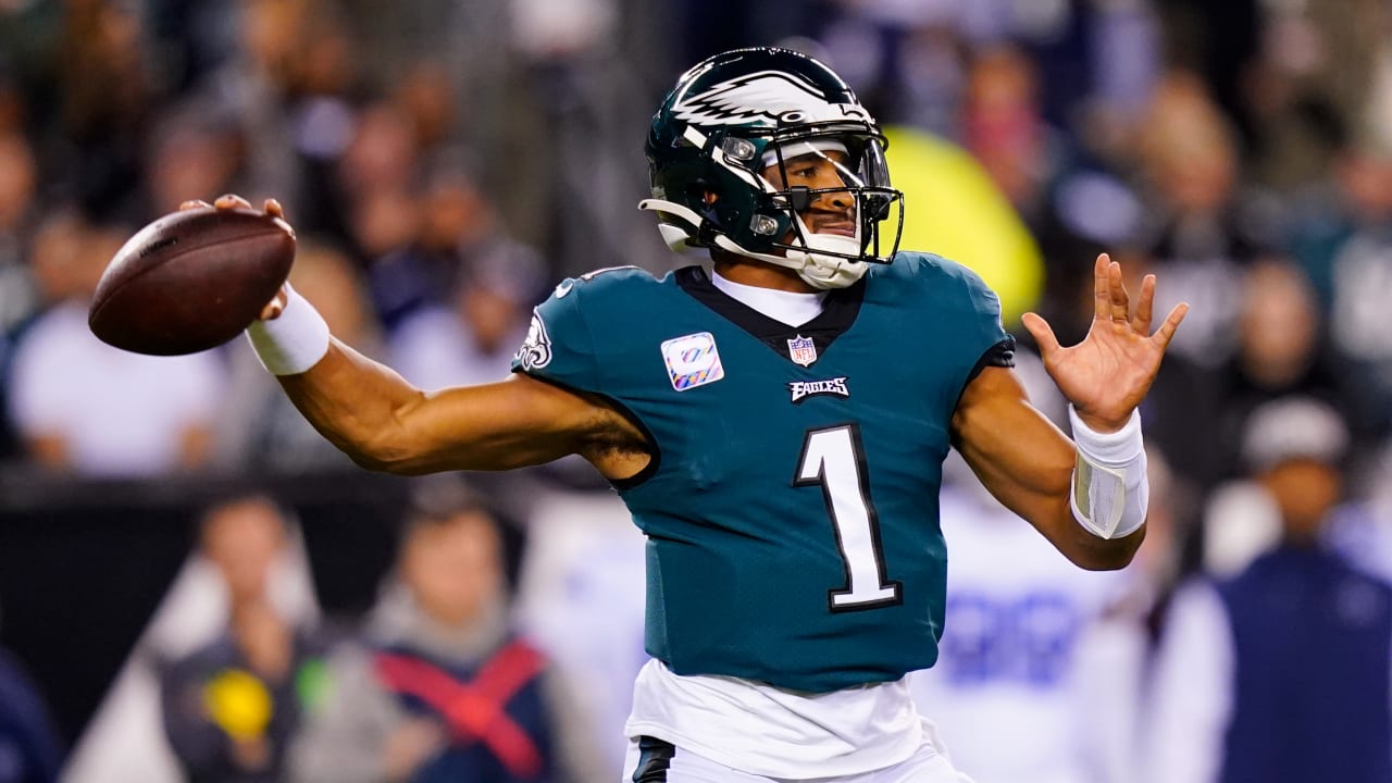 Philadelphia Eagles quarterback Jalen Hurts connects with Eagles tight end  Jack Stoll for a 21-yard gain across the middle