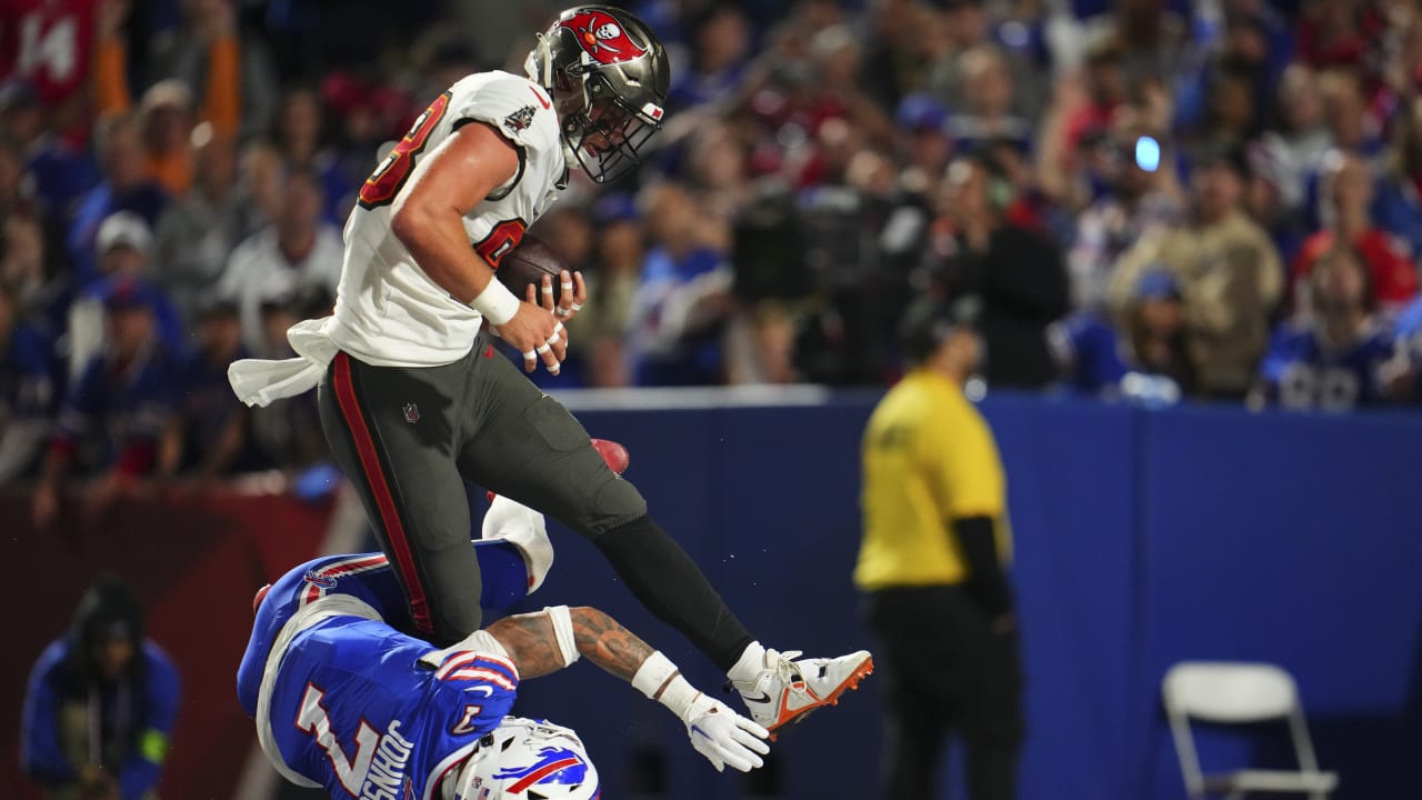 Tampa Bay Buccaneers Tight End Cade Otton Corrals Quarterback Baker ...