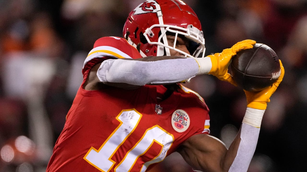 Cincinnati Bengals running back Samaje Perine stiff-arms Kansas City Chiefs  safety Justin Reid into turf on 9-yard run