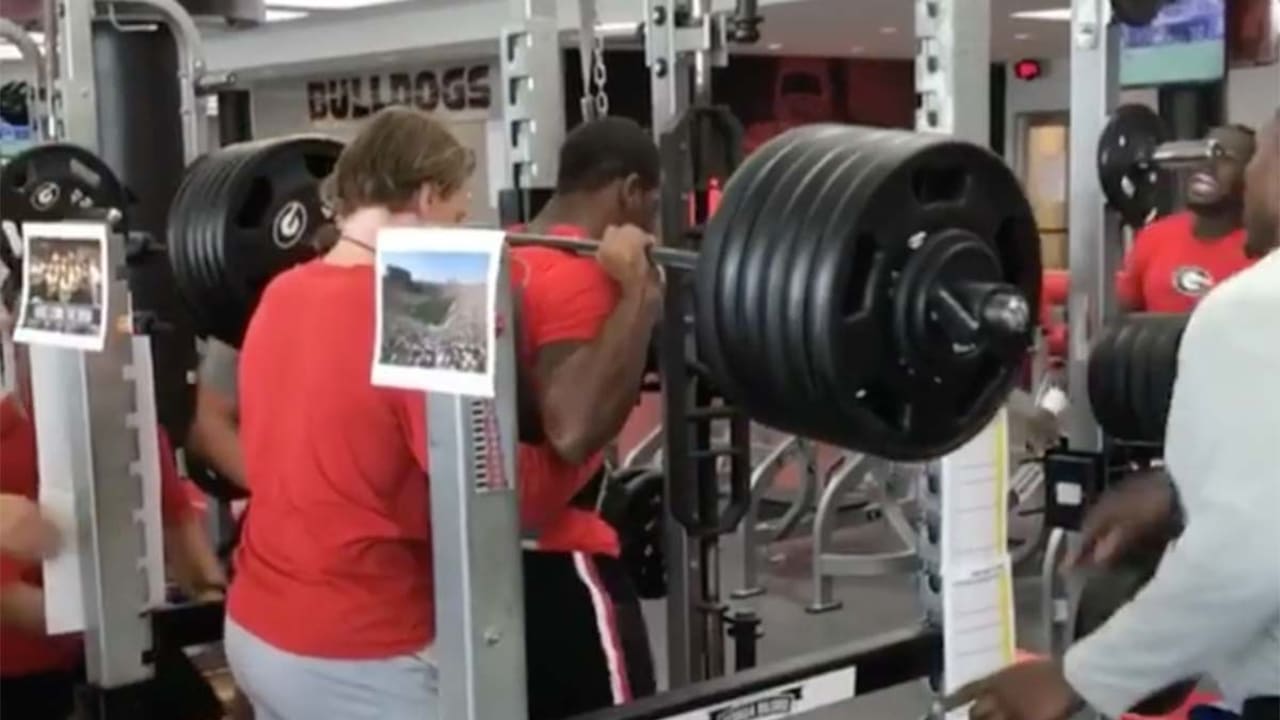 NFL on Twitter] Nick Chubb squats 675 lbs fairly easily : r/nfl