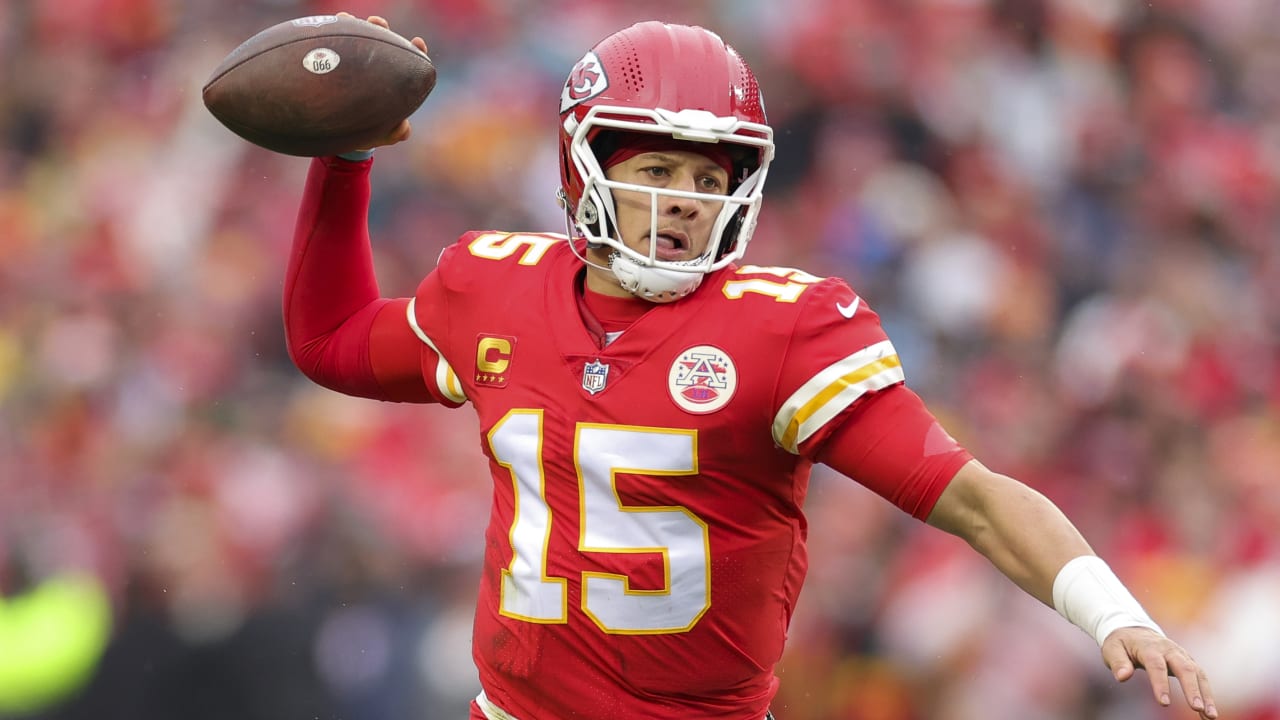 Kansas City Chiefs quarterback Patrick Mahomes (15) throws during an NFL  football game against the Washington Football Team, Sunday, Oct. 17, 2021  in Landover, Md. (AP Photo/Daniel Kucin Jr Stock Photo - Alamy