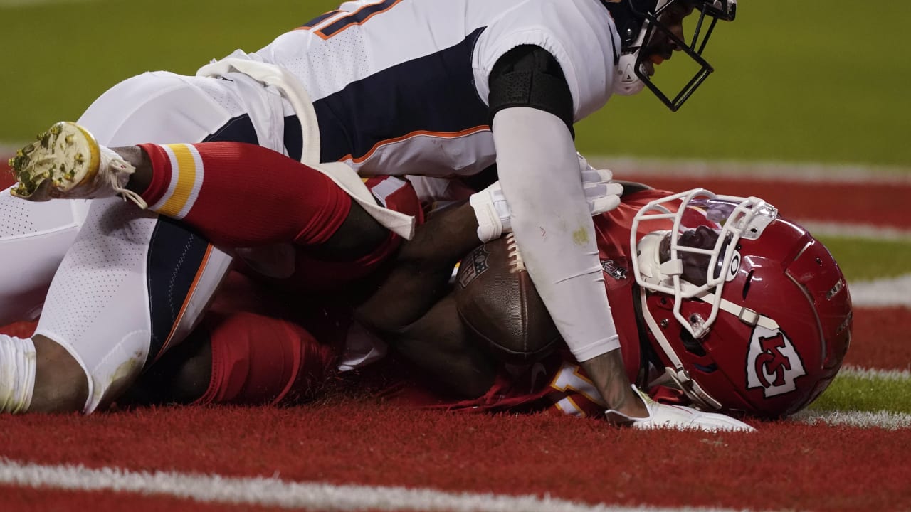 Tyreek Hill scores just before halftime on 'Sunday Night Football