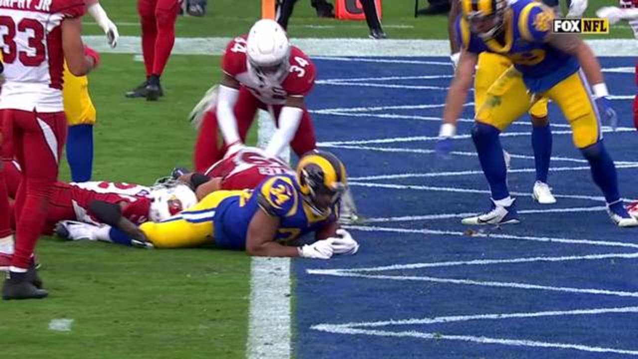 Malcolm Brown punches in a 3yard rushing TD to give Rams lead