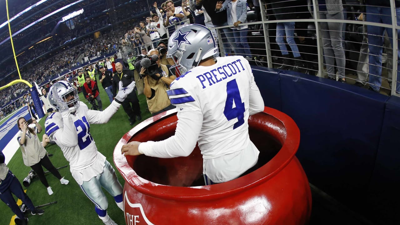 Ezekiel Elliott puts Dak Prescott in Salvation Army kettle (Video