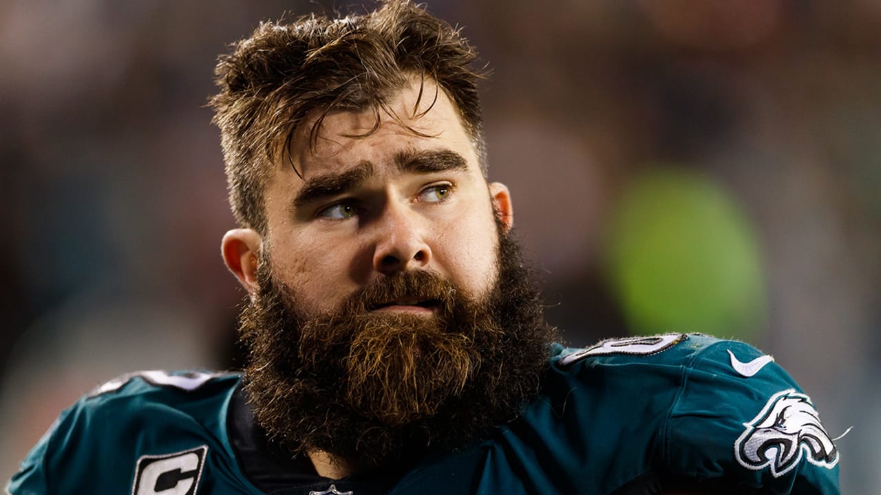 Jason Kelce signs one-year extension with Eagles, becoming highest