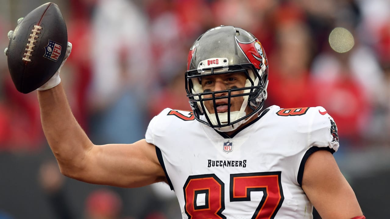 Bucs TE Rob Gronkowski leaves game against the Rams with an injury