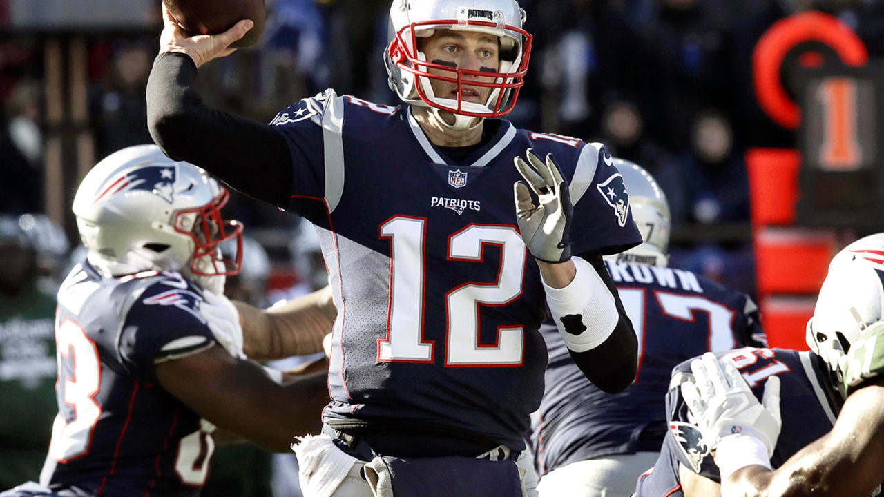 Tom Brady finds four receivers for scores in win