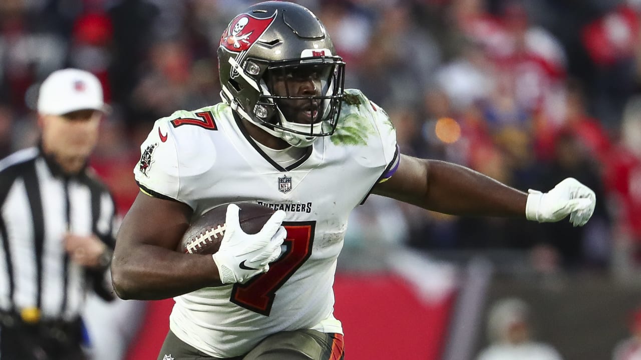 Tampa Bay Buccaneers running back Leonard Fournette (7) tries to put a juke  move on a defender during an NFL football game against the Baltimore  Ravens, Thursday, Oct. 27, 2022 in Tampa