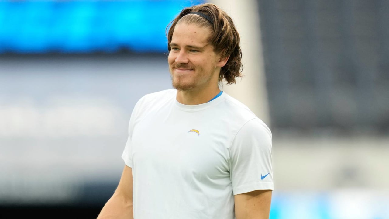 Justin Herbert injury: Chargers QB suffers a finger injury, which shouldn't  keep him out after bye - DraftKings Network