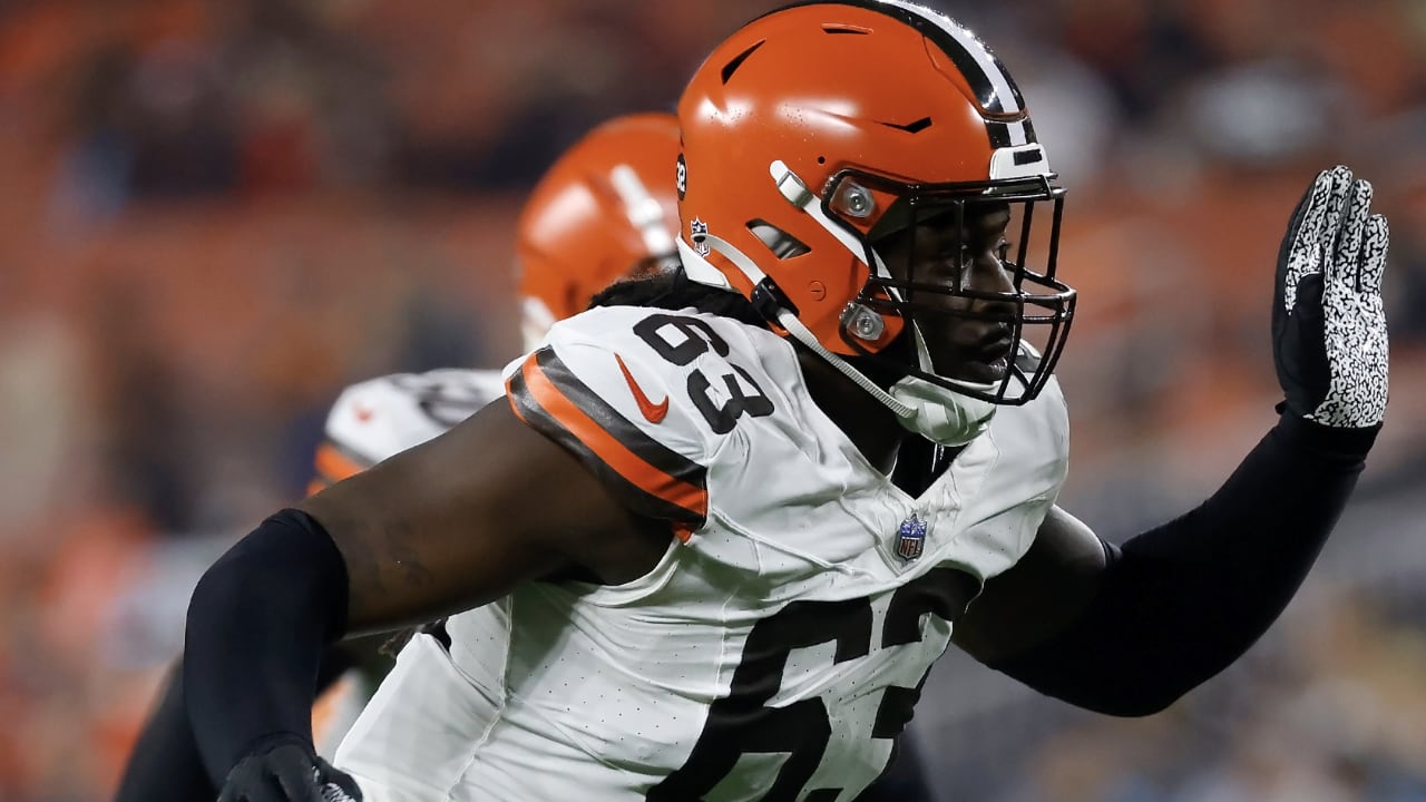 Philadelphia Eagles acquire defensive end from Cleveland Browns