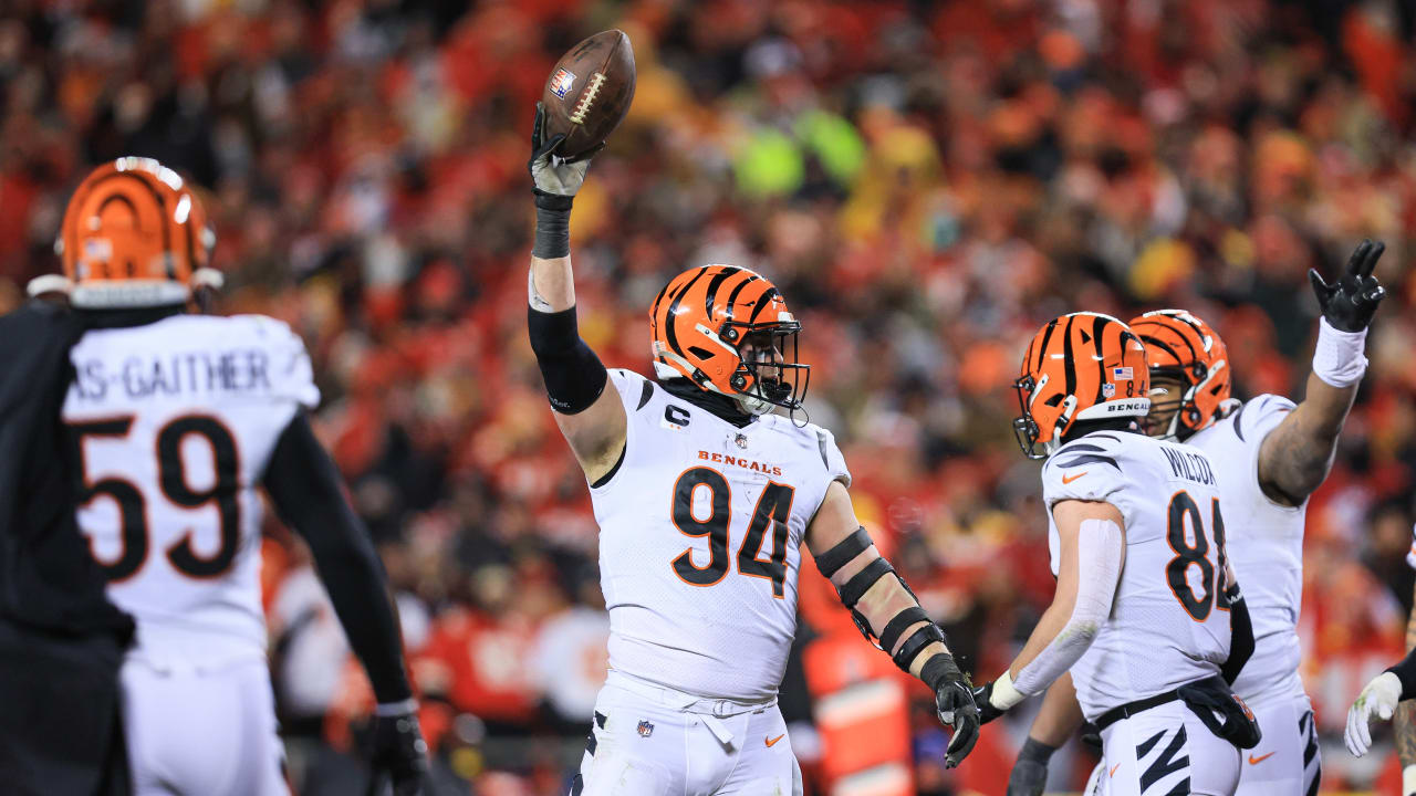 Cincinnati Bengals defensive end Sam Hubbard recovers Kansas City Chiefs  quarterback Patrick Mahomes' unforced fumble for key Bengals takeaway