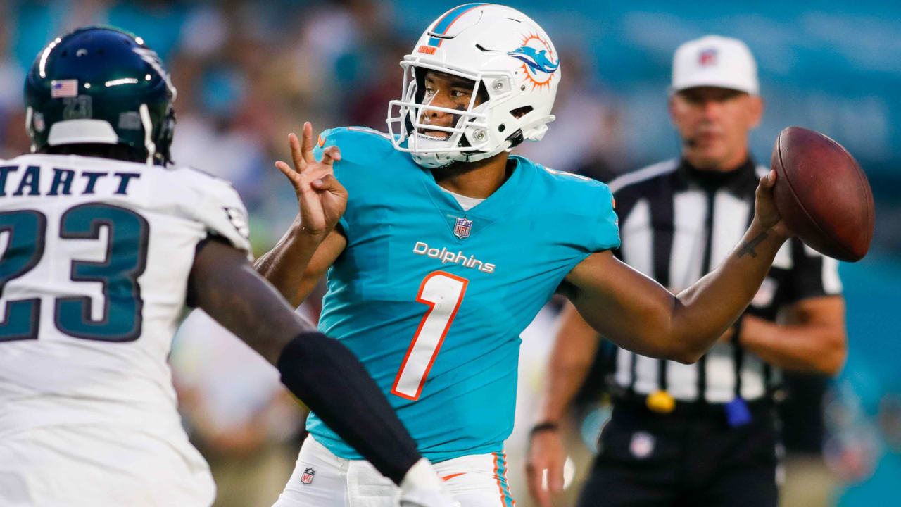 Miami Dolphins quarterback Tua Tagovailoa hits wide receiver Tyreek ...