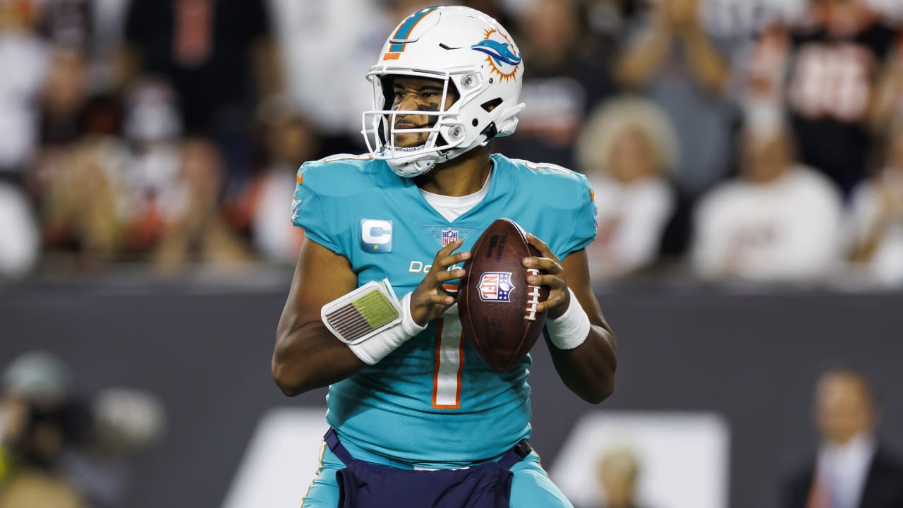 Tua Tagovailoa makes 2022 debut, Raiders edge Dolphins 