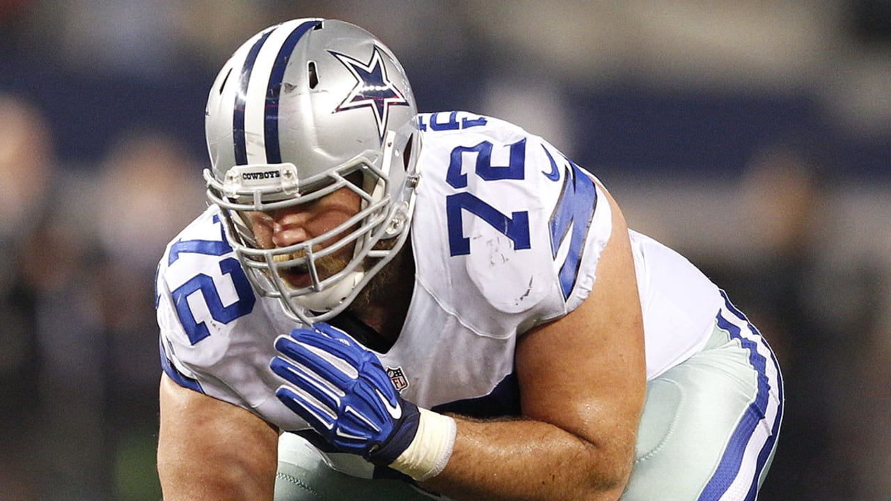 Mark Tuinei#61 of the Dallas Cowboys during a NFL football game