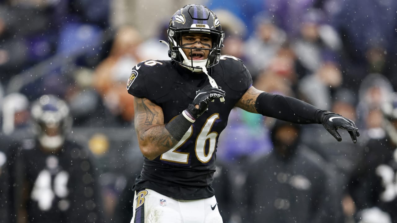 Baltimore Ravens safety Geno Stone leaps to snag Pittsburgh Steelers  quarterback Ben Roethlisberger's deep ball for INT