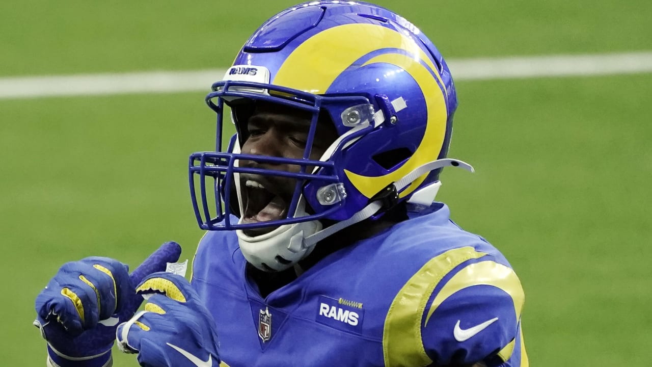 Los Angeles Rams running back Malcolm Brown punches in a touchdown at