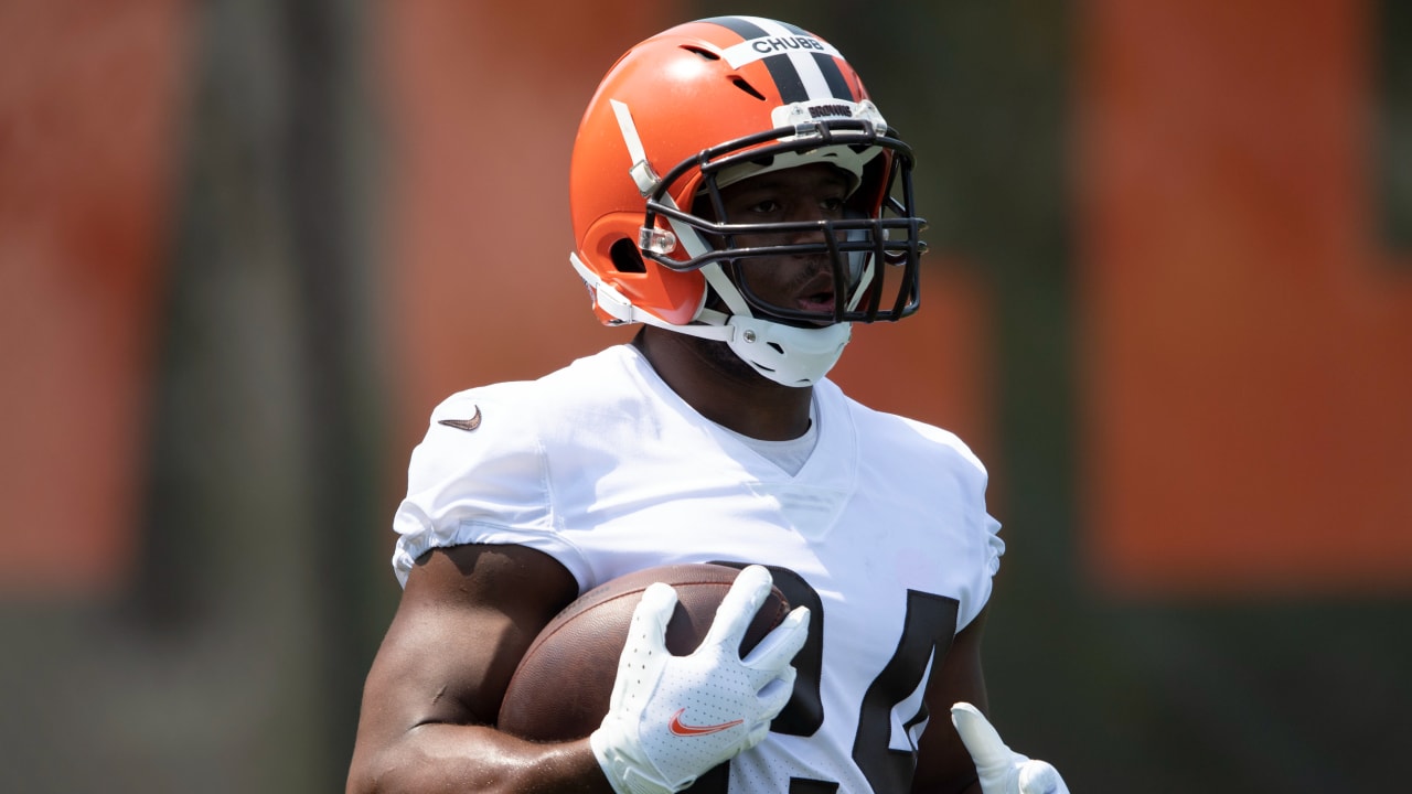 Nick Chubb signs his 3-year contract extension with the Browns