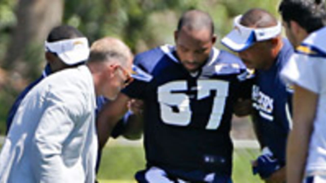 Chargers LB Jonas Mouton suffers torn ACL