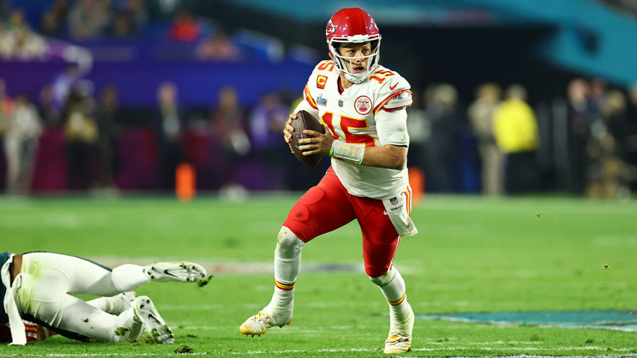 KC Chiefs linebacker Nick Bolton scoop and score touchdown