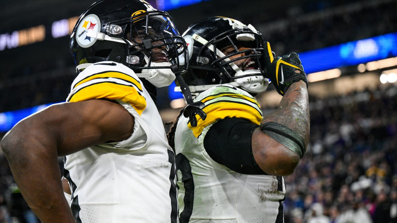 Najee Harris of the Pittsburgh Steelers catches and runs the ball