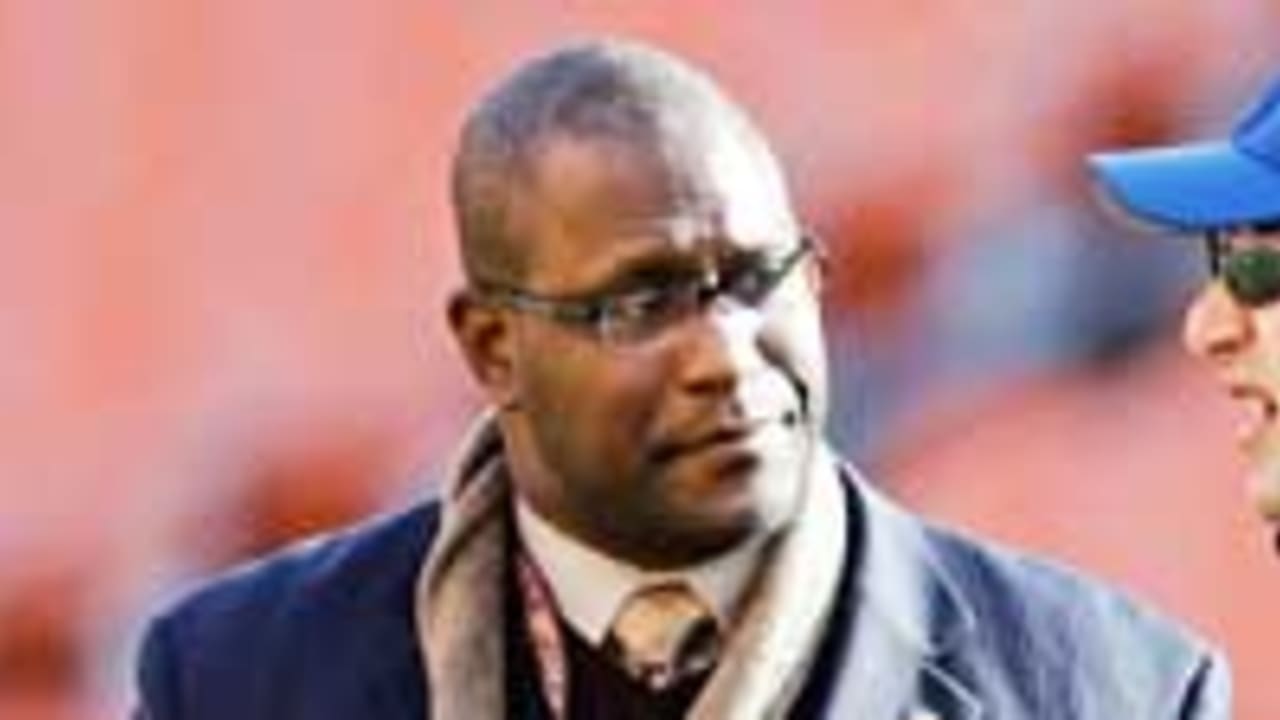 Browns fined, GM suspended for texts to sideline during games