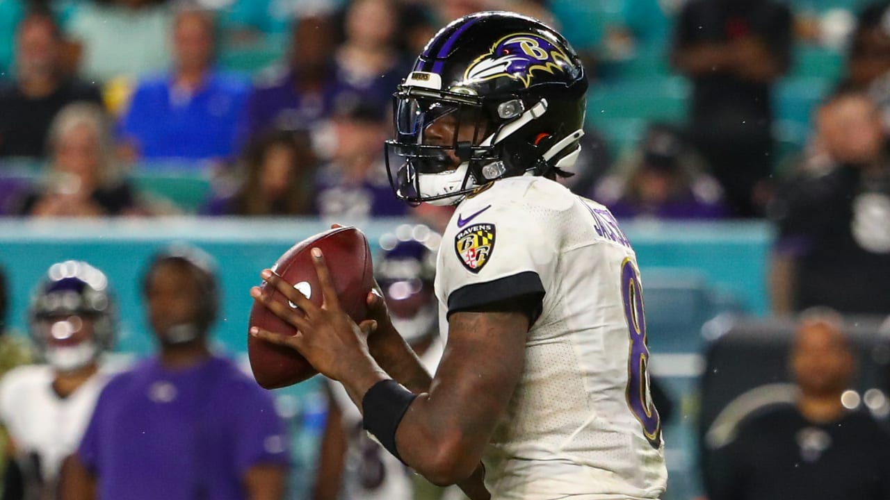 Baltimore Ravens Quarterback Lamar Jackson Lobs 30-yard Sideline Pass ...