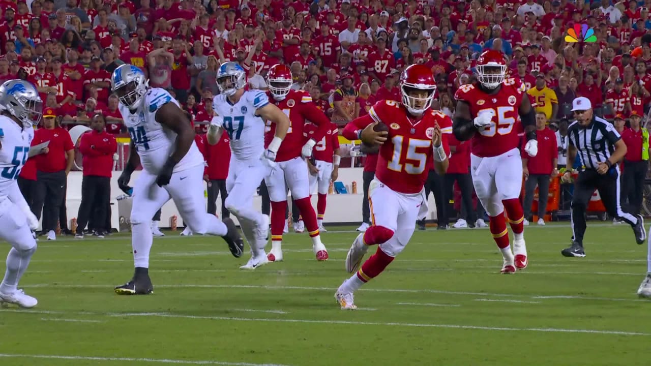 Kansas City Chiefs quarterback Patrick Mahomes picks up 16 yards on his ...
