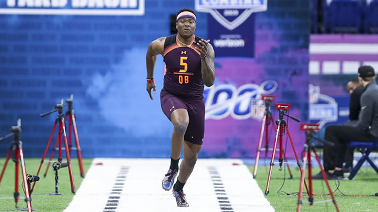 Landover, Maryland, USA. 20th Dec, 2020. Washington Football Team  quarterback Dwayne Haskins (7) readies to throw during the NFL Game between  the NFL regular season game between the Seattle Seahawks and the