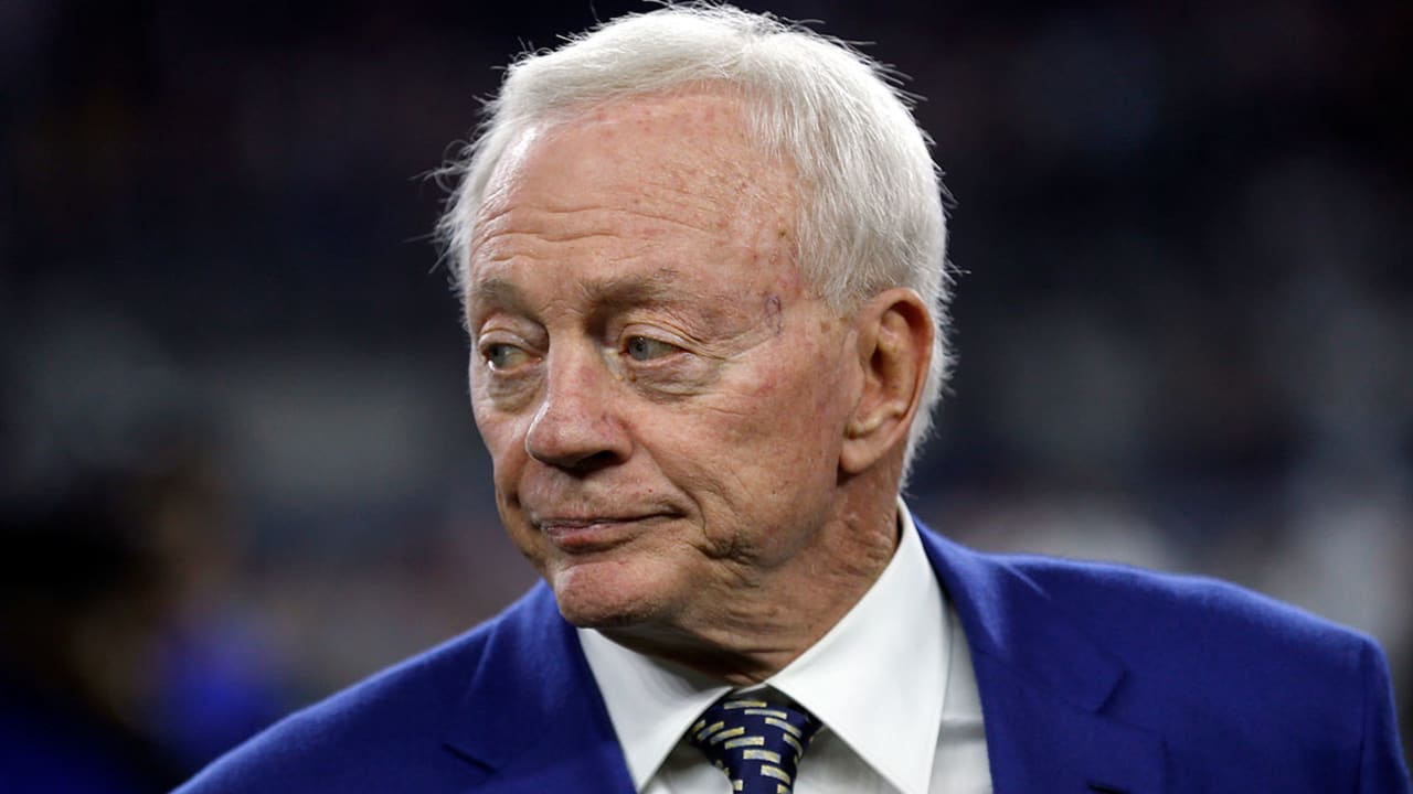 Jerry Jones Reacts to Cowboys Fan Trotting Through Walmart