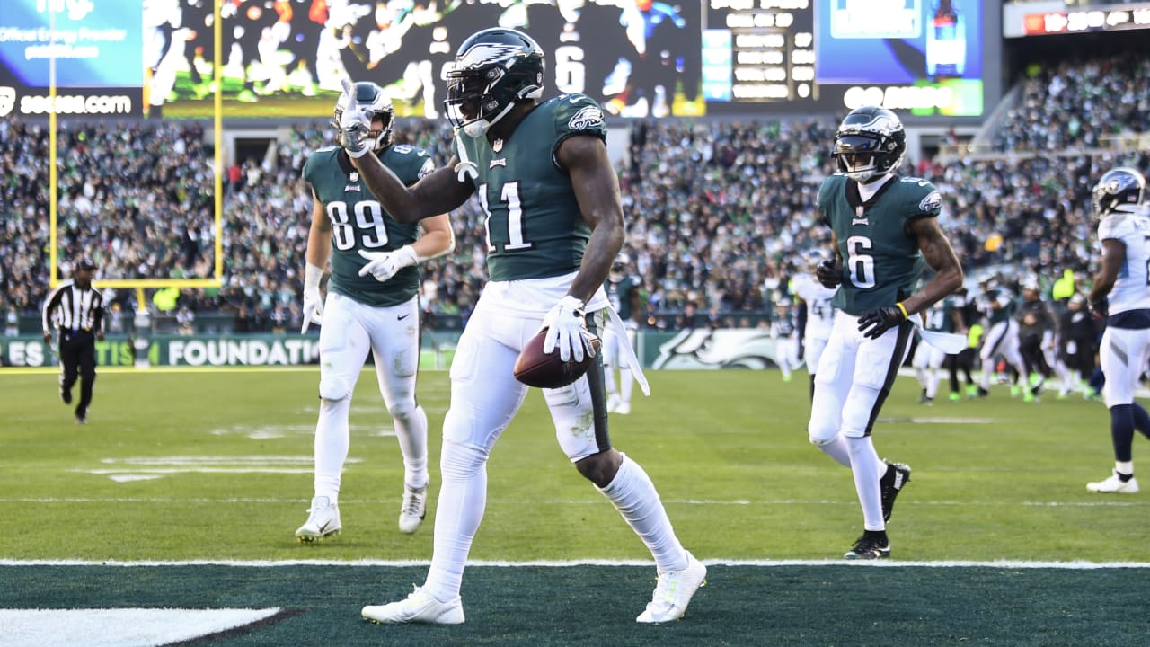 Can't-Miss Play: Philadelphia Eagles quarterback Jalen Hurts launches  go-ahead 28-yard TD pass to wide receiver A.J. Brown in fourth quarter