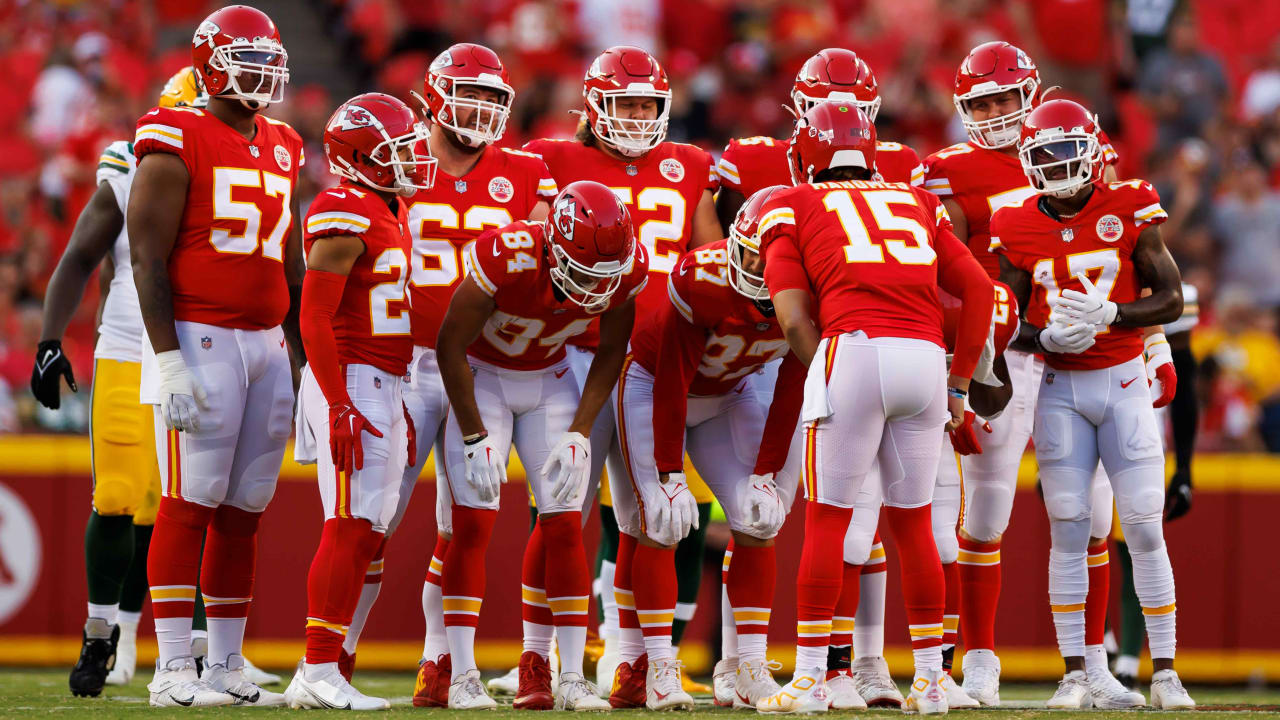Kansas City Chiefs honor late quarterback Len Dawson with 1969-style huddle  on first snap