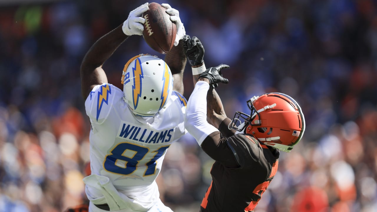 Los Angeles Chargers wide receiver Mike Williams (81) warms ups before an  NFL football game against the Las Vegas Raiders Monday, Oct. 4, 2021, in  Inglewood, Calif. (AP Photo/Kyusung Gong Stock Photo - Alamy