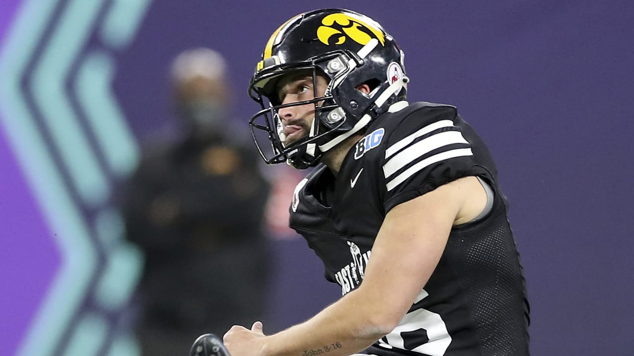 University of Iowa kicker Caleb Shudak nails 50yard FG to extend the