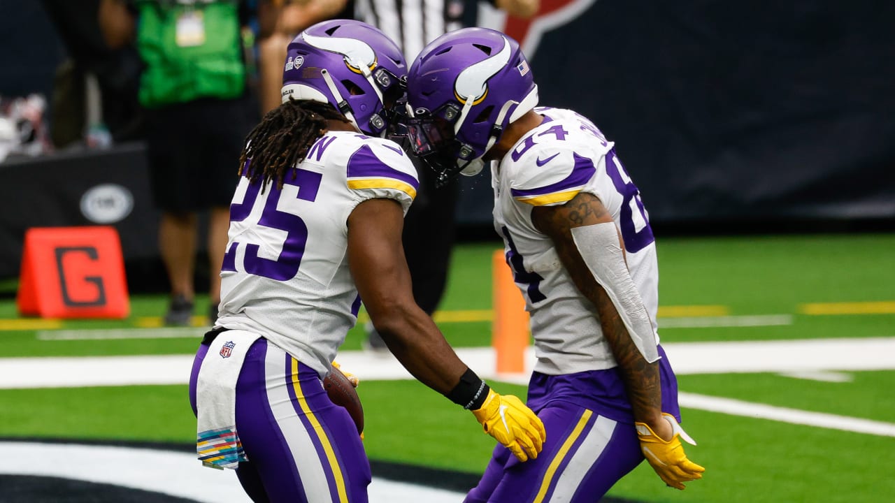 Minnesota Vikings running back Alexander Mattison weaves through