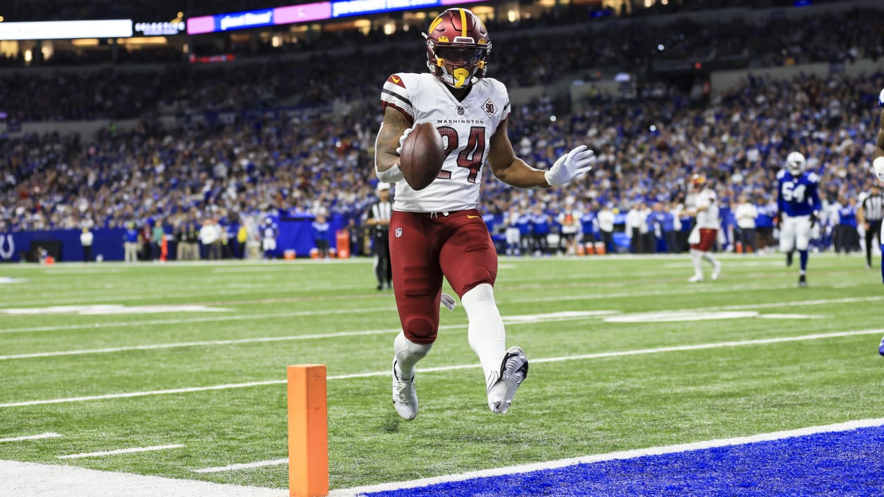 Washington Commanders running back Antonio Gibson shakes tackle on 22-yard  catch and run